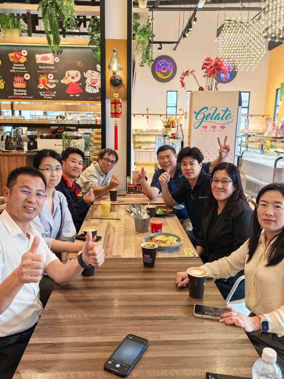 Foto de grupo com clientes importantes da Malásia